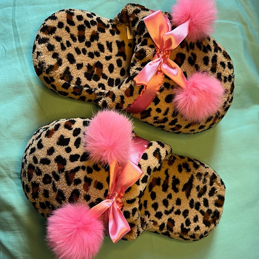 Chic Leopard Print Slippers with Pink Pom Poms